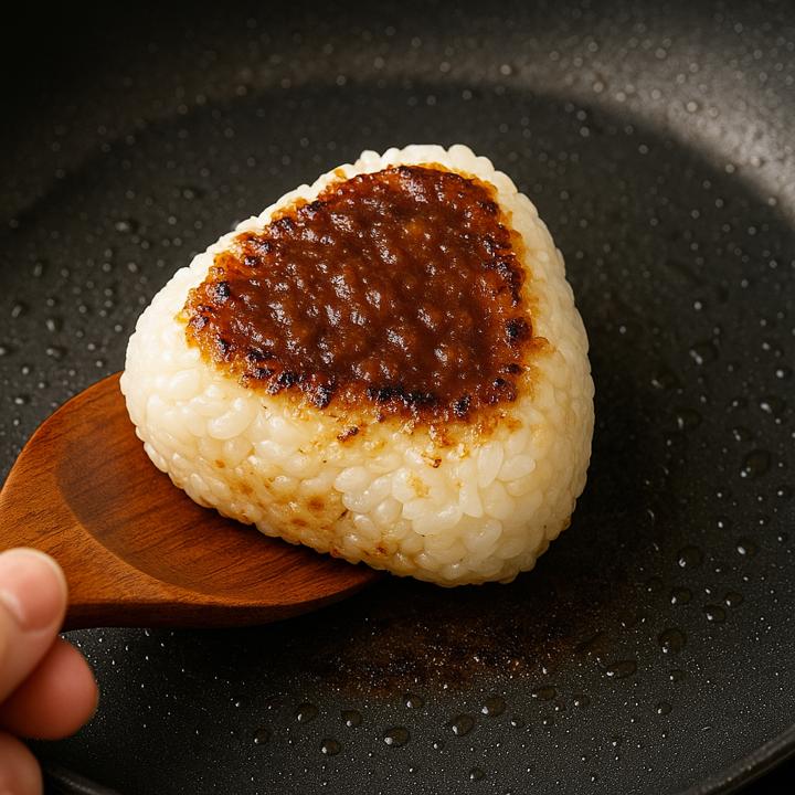 おにぎりに塗って香ばしく焼く「味噌焼きおにぎり」